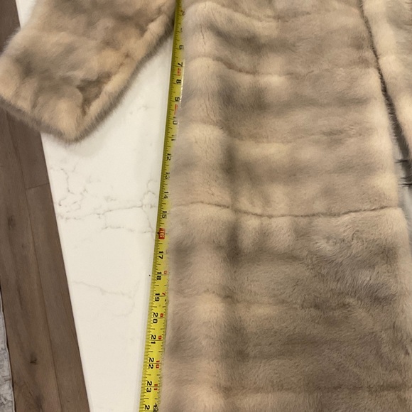 Elegant Fur Coat - Picture 2 of 7